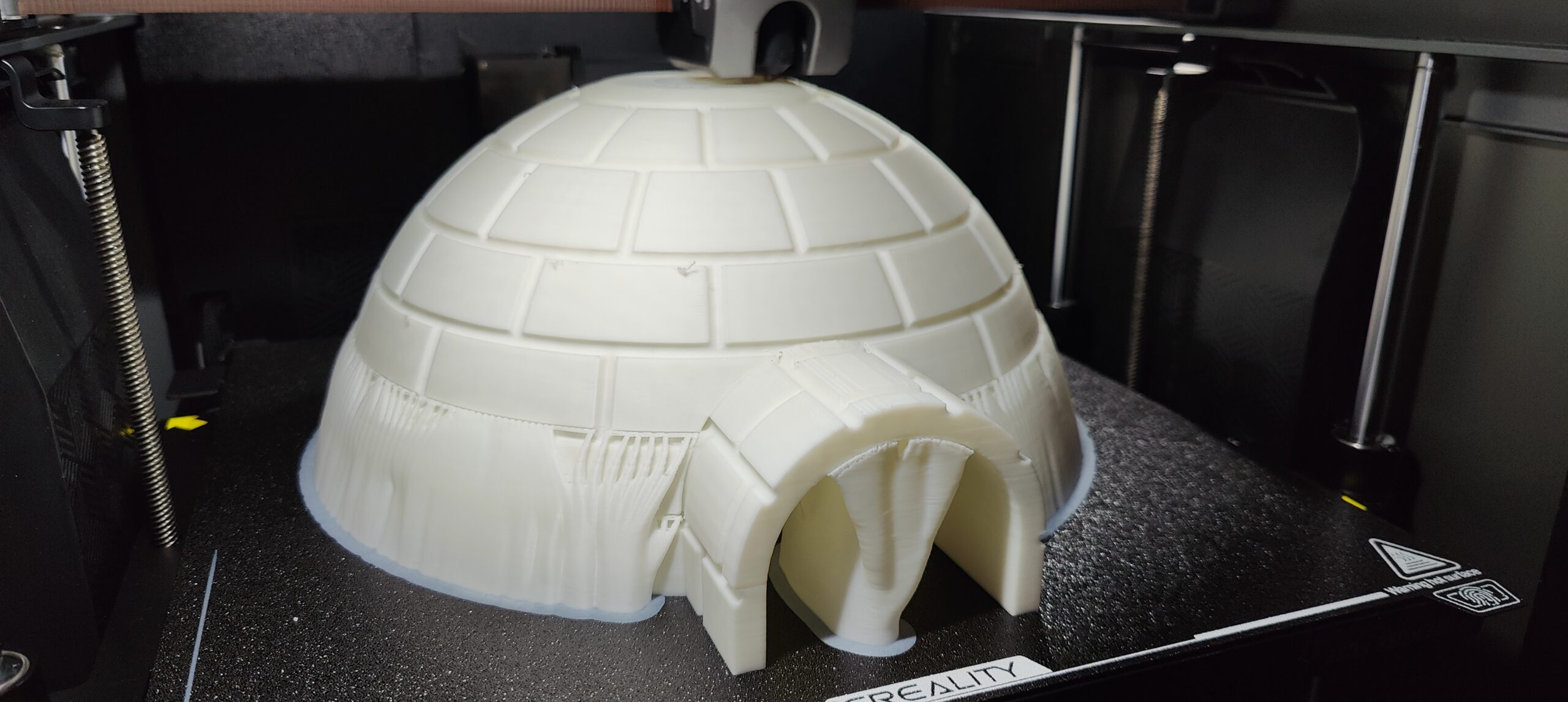 Igloo imprimé en 3D sur commande pour une assistante maternelle, impression en cours